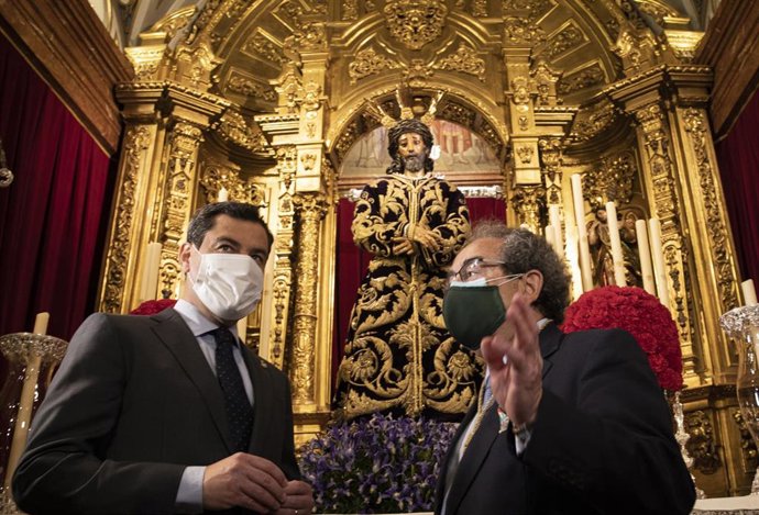 Archivo - El presidente de la Junta de Andalucía, Juanma Moreno, y el Hermano Mayor de la Macarena, José Antonio Fernández Cabrero, ante Nuestro Padre Jesús de la Sentencia, en una imagen de 30 de marzo de 2021.