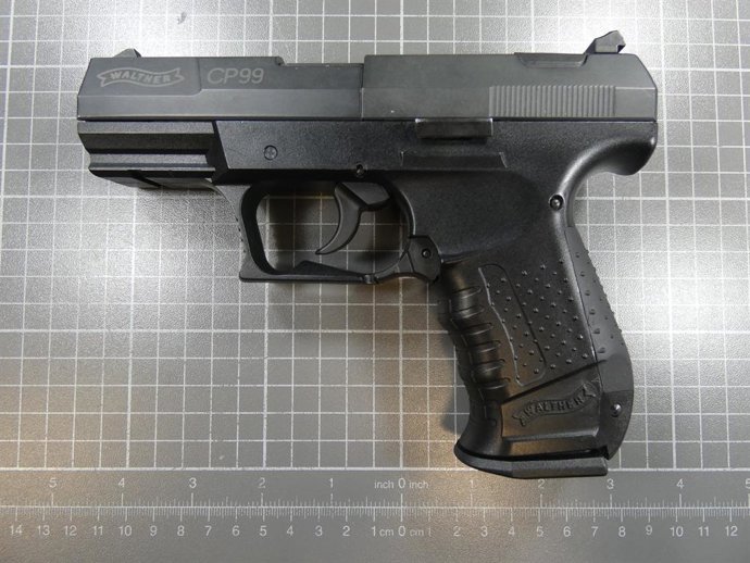 Pistola d'aire comprimit que va utilitzar un grup de quatre joves per presumptament robar a tres persones a L'Hospitalet de Llobregat
