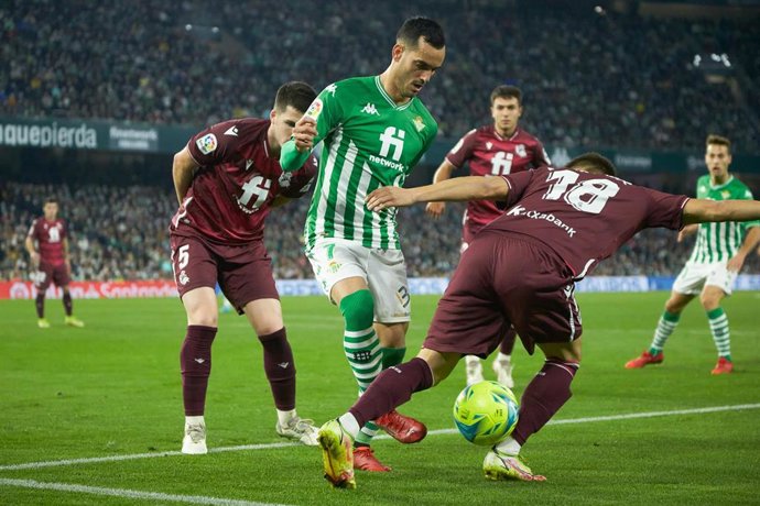 Archivo - El delantero del Betis Juan Miguel "Juanmi" Jiménez intenta driblar al defensa de la Real Sociedad Andoni Gorosabel en el partido disputado en el Benito Villamarín de LaLiga Santander 2021-2022.