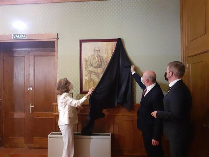 El retrato del exalcalde Juan Carlos Gracia se incorpora al Salón de Cuadros del Ayuntamiento de Alcañiz