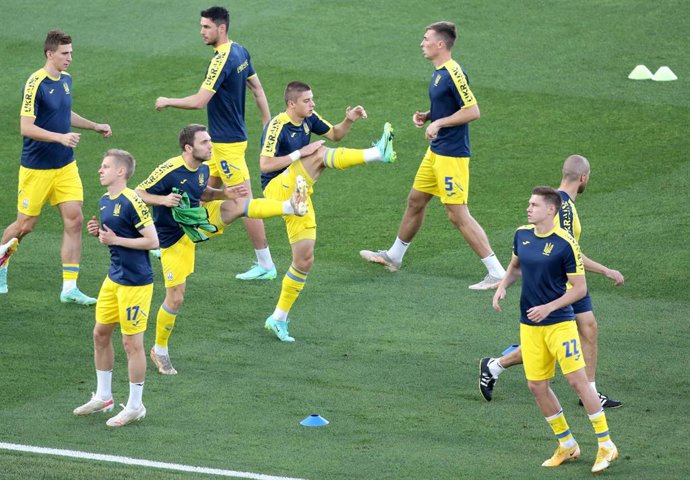 Archivo - Jugadores de la selección ucraniana calientan antes del encuentro de la Eurocopa ante Inglaterra.