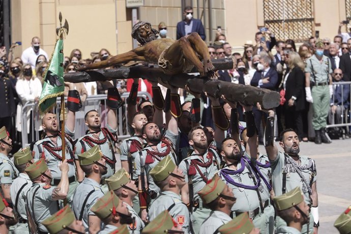 Los caballeros legionarios portan el Cristo de la Buena Muerte de  Mena, durante su traslado 