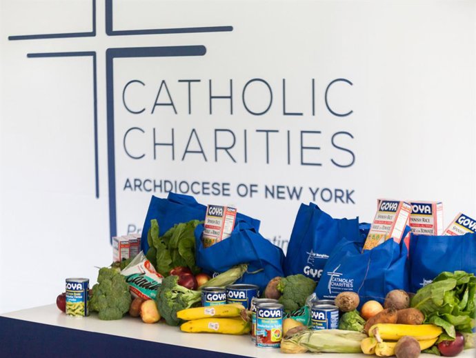 Su Eminencia el Cardenal Dolan ayudó a distribuir bolsas llenas de productos de Goya y suministros a familias necesitadas en St. Jerome's HANDS Community Center en el Bronx y ofreció una bendición especial el Jueves Santo.