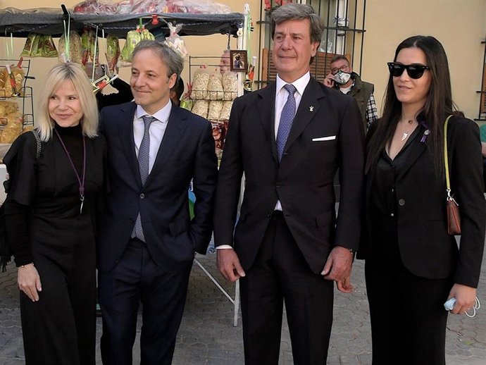 EUGENIA MARTÍNEZ DE IRUJO, NARCÍS REBOLLO, CAYETANO MARTÍNEZ DE IRUJO Y BÁRBARA MIRJAN.