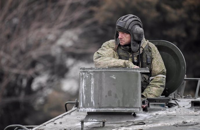 Archivo - Un militar ruso monta un vehículo blindado de transporte de personal en Armyansk, en el norte de Crimea, Rusia. El 24 de febrero, el presidente ruso Vladimir Putin anunció una operación militar en Ucrania tras el reconocimiento de la independe