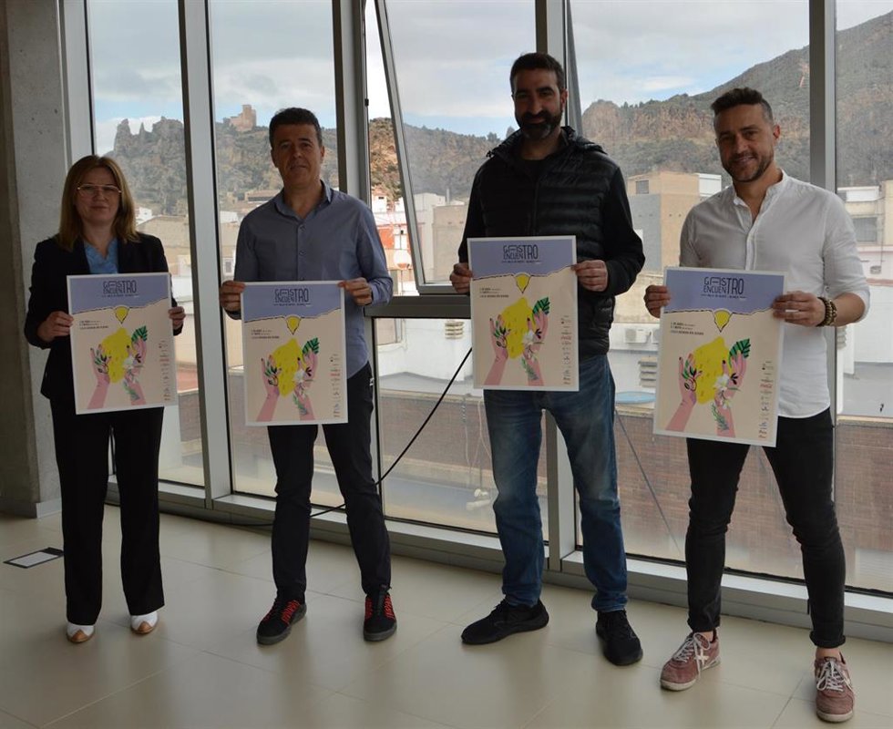 De izquierda a derecha: la concejala de Turismo de Blanca, Ana Belén López; el alcalde, Pedro Luis Molina; el chef del restaurante Taulla, Rodi Fernández; y el sumiller Alejandro Ramos
