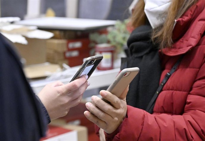 Archivo - Policía comprobando el certificado de vacunación en Austria