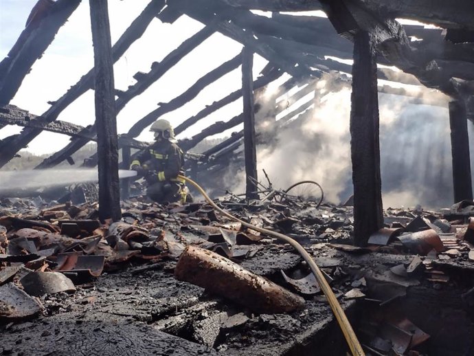 Bomberos extinguen un icendio en una vivienda de Colio.