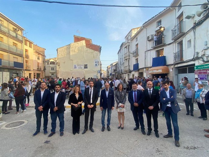 El presidente del Gobierno de Aragón, Javier Lambán, en las calles de La Puebla de Híjar antes de asistir a la Rompida de la Hora