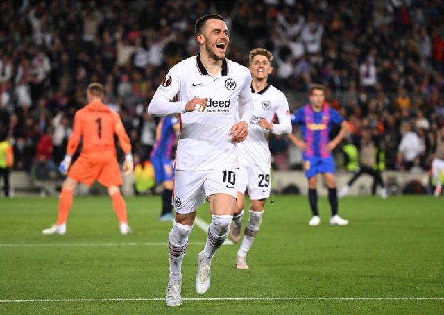 Filip Kostic celebra el tercer gol del Eintracht frente al FC Barcelona