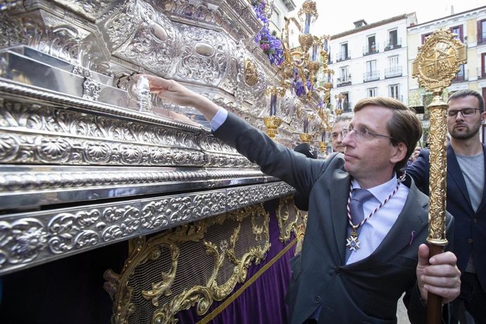 Almeida participa en la procesión de Jesús el Pobre y María Santísima de Dulce Nombre