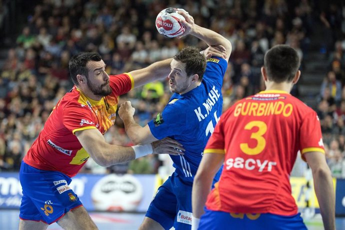 Archivo - Kentin Mahe, de Francia, lanza a portería ante Gedeón Guardiola y Eduardo Gurbindo