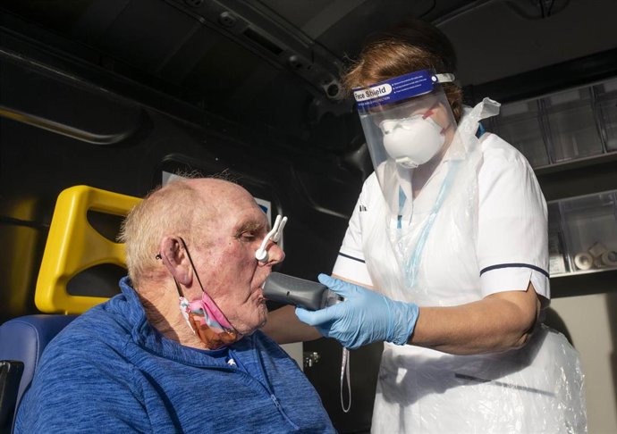 Archivo - Mick Purdy, de 74 años, es sometido a una prueba de espirometría por Ruth Barlow, fisioterapeuta y responsable de COVID-19 durante mucho tiempo,