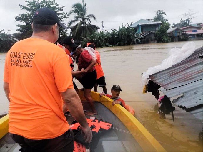 Guardia Costera de Filipinas en tareas de evacuación a causa de la tormenta tropical 'Megi'.