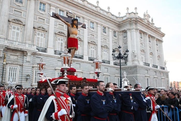 Traslado del Cristo de los Alabarderos de la iglesia de las Fuerzas Armadas al Palacio Real de Madrid.