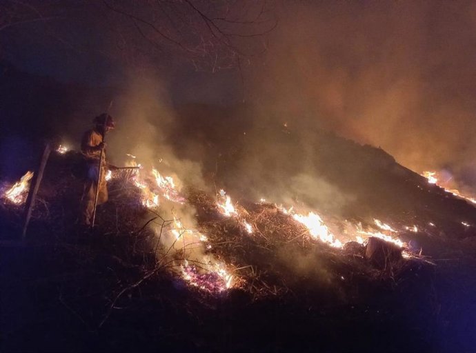 Incendio forestal en Lamasón.