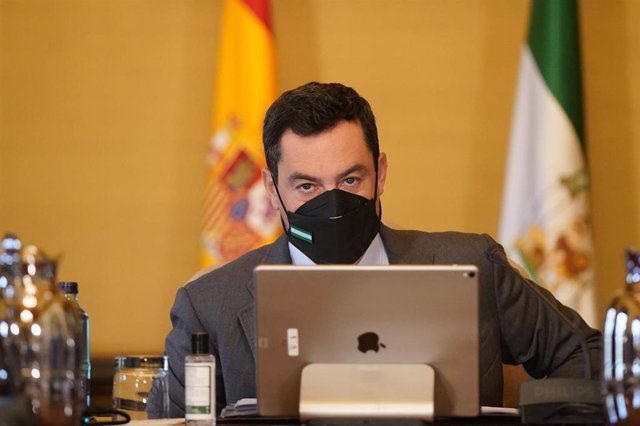 El presidente de la Junta de Andalucía, Juanma Moreno, en una foto de archivo en una reunión del Consejo de Gobierno.