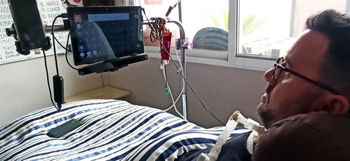 Pacientes con graves trastornos de movilidad se comunican con el movimiento de sus ojos mediante lectores oculares