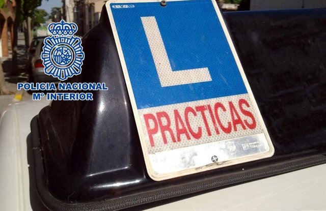 La Policía Nacional detiene en El Ejido (Almería) a dos personas por un presunto fraude en un examen práctico de conducción.