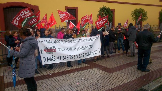 Archivo - Protesta de trabajadores municipales de Huévar ante la Diputación Provincial meses antes del ERE de 2018