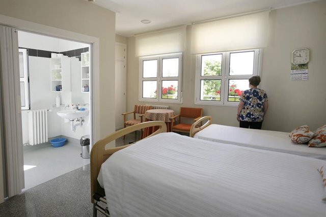 Archivo - Imagen de una habitación de una residencia de mayores.