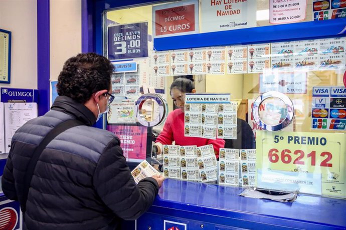 Archivo - Una persona compra un décimo para el Sorteo Extraordinario de la Lotería de Navidad 2020 en la administración de lotería La Pajarita, en Madrid (España), a 4 de noviembre de 2020. (Foto de archivo).