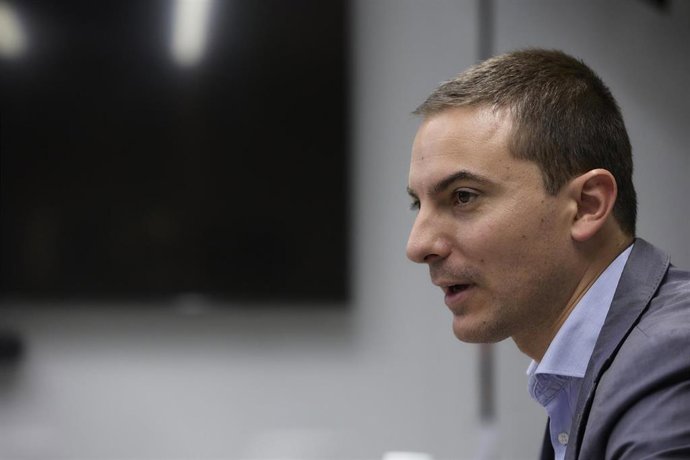 El secretario general del PSOE de Madrid, Juan Lobato, durante una entrevista para Europa Press, a 8 de abril de 2022, en Madrid (España). Juan Lobato es secretario general del PSOE-M desde octubre de 2021 y portavoz del Grupo Parlamentario Socialista e