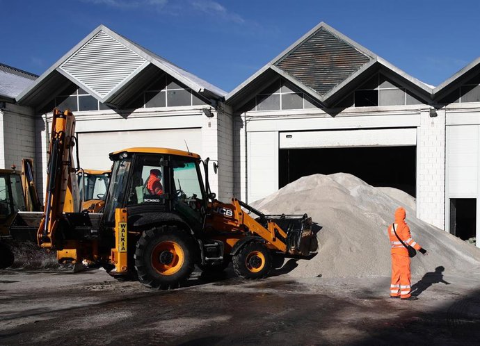 Archivo - Una excavadora recoge sal en el Centro de Conservación de Carreteras de la Zona Sur, en Alcorcón (Madrid)