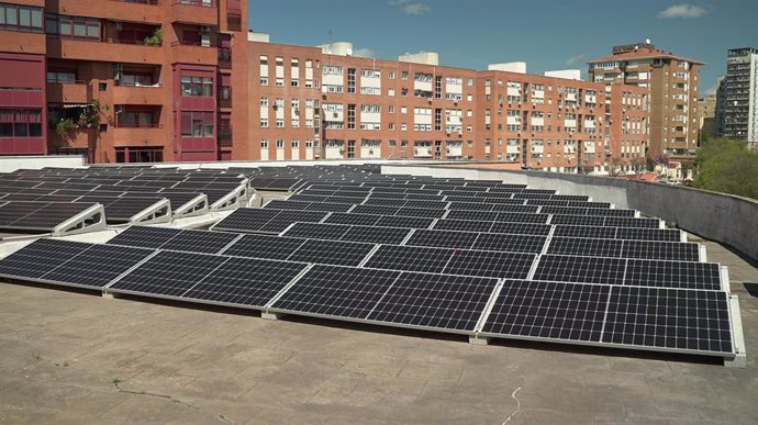 Placas solares en el Colegio Giner de los Ríos de Cáceres