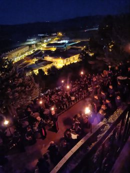 Andorra retumba al romper la hora y desciende al Cristo de los tambores y bombos en la Procesión de las Antorchas