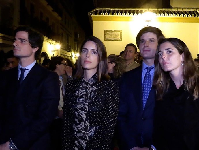 FERNANDO FITZ JAMES STUART Y SU HERMANO CARLOS, JUNTO A SOFÍA PALAZUELO Y BELÉN CORSINI