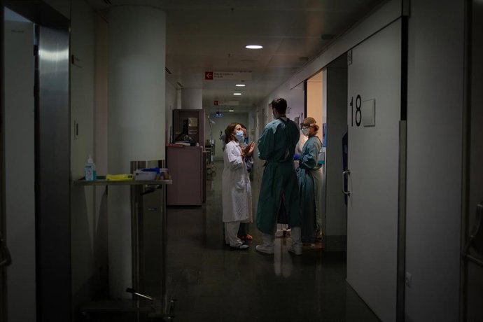 Archivo - Personal sanitario visita a un enfermo ingresado en la Unidad de Cuidados Intensivos UCI- del Hospital de la Santa Creu i Sant Pau, integrado en la Red Hospitalaria de Utilización Pública de Catalunya, en Barcelona