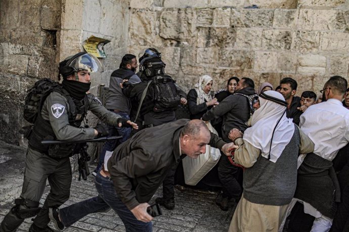 15 April 2022, Israel, Jerusalem: Israeli security forces take position at a checkpoint amid clashes with Palestinians at Jerusalem's Al-Aqsa compound. Some 60 Palestinians were injured after Israeli security forces used tear gas, according to the Pales