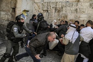 15 April 2022, Israel, Jerusalem: Israeli security forces take position at a checkpoint amid clashes with Palestinians at Jerusalem's Al-Aqsa compound. Some 60 Palestinians were injured after Israeli security forces used tear gas, according to the Palesti