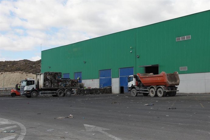 Archivo - La Diputación de Alicante invertirá este año más de un millón de euros para ayudar a los municipios de la provincia a sufragar los costes de recogida y transporte de sus residuos sólidos urbanos.