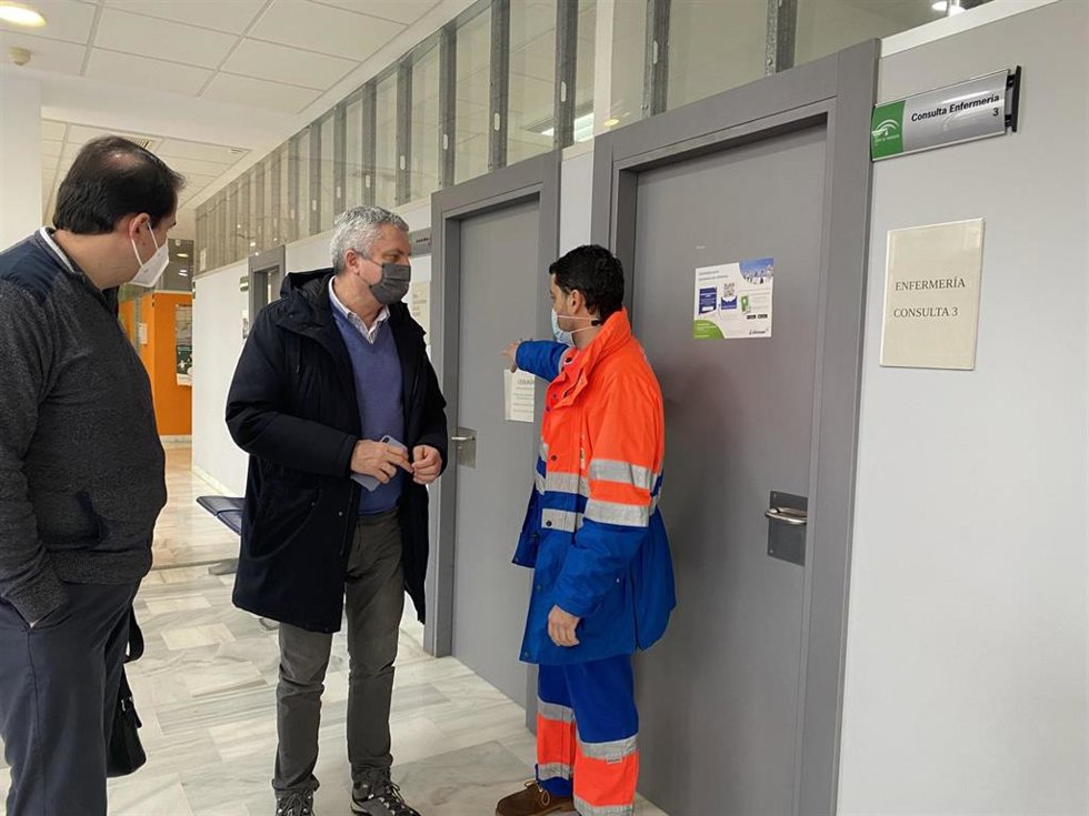 El delegado territorial de Salud y Familias, Juan de la Cruz Belmonte, en el centro de Salud de Vélez Rubio