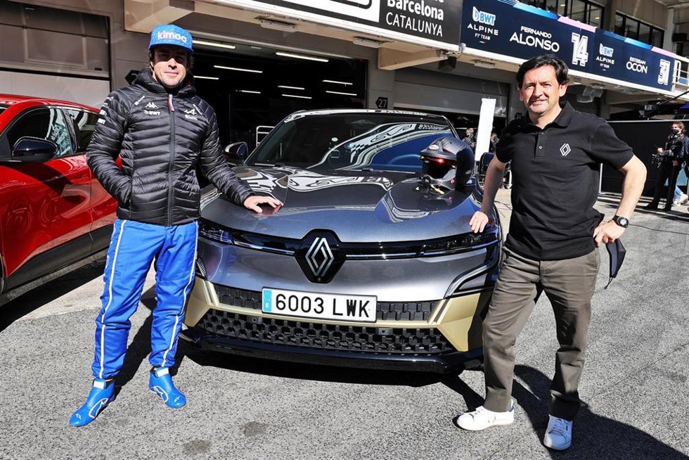 El piloto Fernando Alonso junto al cliente de Renault Megane E-Tech Domingo Baena.