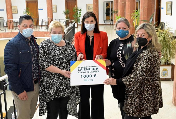 Entrega del cheque que la organización vecinal ha donado al pueblo ucraniano.