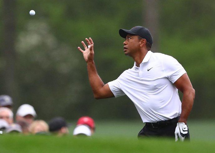 06 April 2022, US, Augusta: American professional golfer Tiger Woods catches a golf ball during his morning practice round for the 2022 Masters at Augusta National Golf Club. Photo: Curtis Compton/The Atlanta Journal-Constitution/dpa