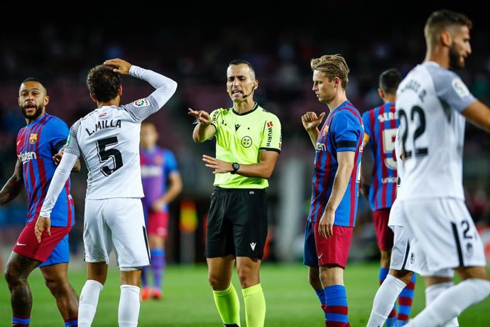 Archivo - El colegiado Jaime Latre, durante el partido entre el FC Barcelona y el Granada en el Camp Nou de LaLiga Santander 2021-2022.