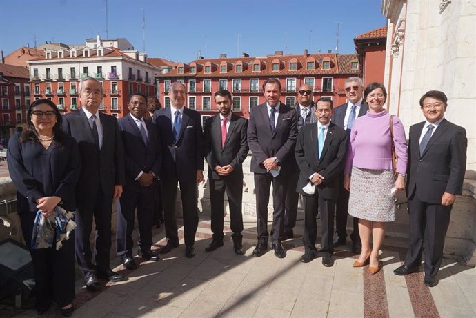 El alcalde de Valladolid, Óscar Puente, acompañado por los diez embajadores y representantes de embajadas que asisten como invitados a las procesiones de este Viernes Santo.