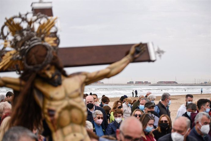 Imagen del Cristo e uno de los actos del Viernes Santo de la Semana Santa Marinera, en Valncia