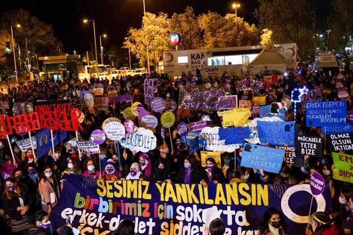 Archivo - Concentración feminista en Estambul en contra de la violencia machista. 