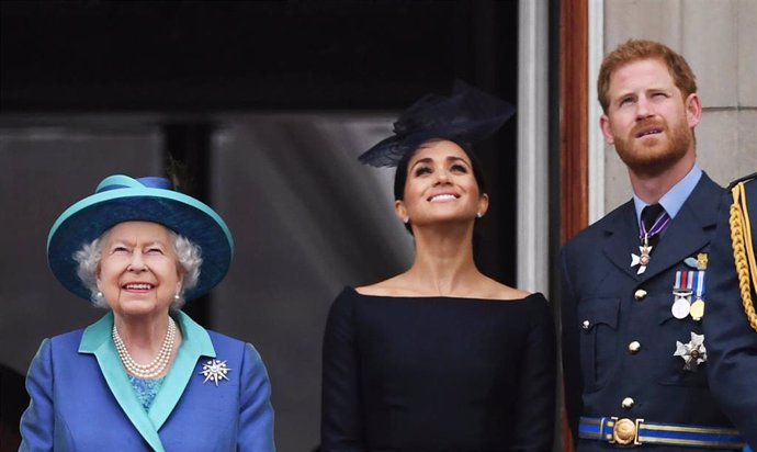 Archivo - Los duques de Sussex, Enrique y Meghan, junto a la reina Isabel II. 