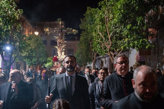 Alcalde De Almería Asiste Esta Madrugada Al Vía Crucis Del Cristo De La Escucha Y Presidirá Esta Tarde El Santo Entierro