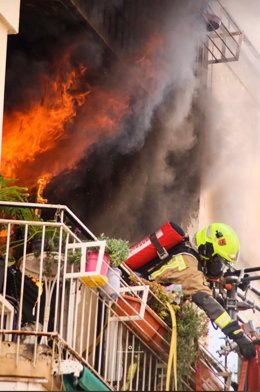 Los Bomberos del Servicio de Prevención, Extinción de Incendios y Salvamento (SPEIS) del Ayuntamiento de Alicante han rescatado a un hombre que había quedado atrapado en la habitación de una vivienda incendiada.