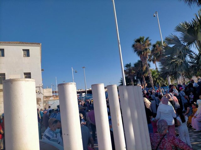 Archivo - Cientos de marroquíes residentes en Melilla se movilizan pidiendo al Rey Mohamed VI que reabra la frontera con Marruecos tras 15 meses de cierre (Foto de archivo).