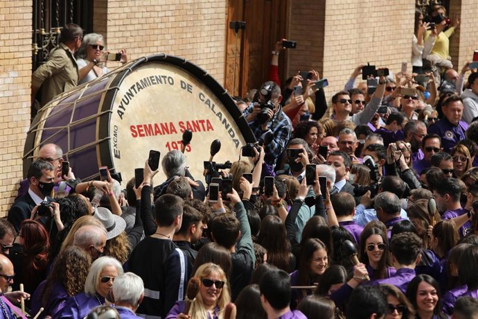 Multitud de personas acuden a la tamborrada de Calanda, en la Plaza de España, a 15 de abril de 2022, en Calanda, Teruel, Aragón (España). El mediodía del Viernes Santo se produce en Calanda la rompida de la hora de los tambores, tras el sonido del re