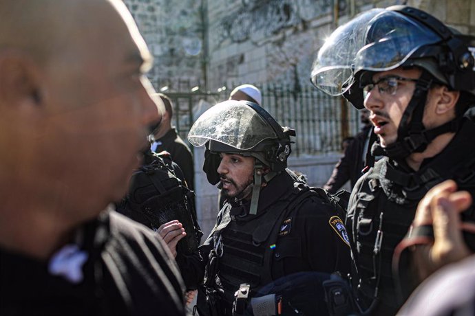 15 April 2022, Israel, Jerusalem: Israeli security forces keep watch at a checkpoint amid clashes with Palestinians at Jerusalem's Al-Aqsa compound. Some 60 Palestinians were injured after Israeli security forces used tear gas, according to the Palestin