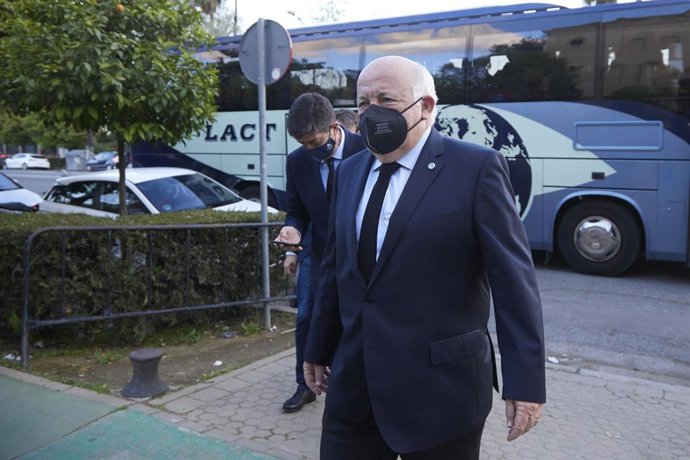 El consejero de Sanidad, Jesús Aguirre, durante la Misa Funeral de Javier Imbroda en la Parroquia del Corpus Christi, a 6 de abril de 2022 en Sevilla (Andalucía, España) (Foto de archivo).
